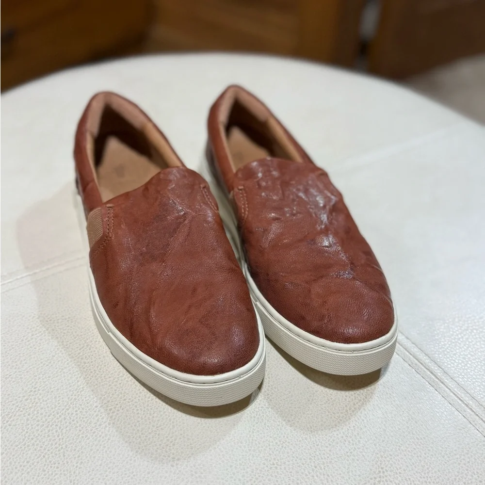 Frye - Picture 2 of 5